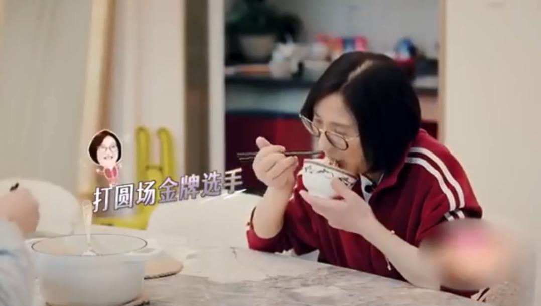 姜潮妈妈买房只写麦迪娜的名字,姜潮妈妈麦迪娜婆婆送鞋