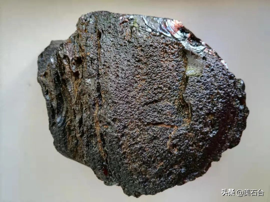 几十元石头付费鉴定变上亿元陨石,小伙子捡到了一块真正的玻璃陨石