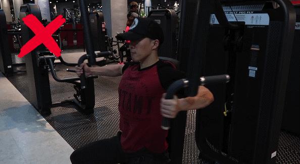 蝴蝶机夹胸常见错误,卧式蝴蝶机夹胸的正确做法