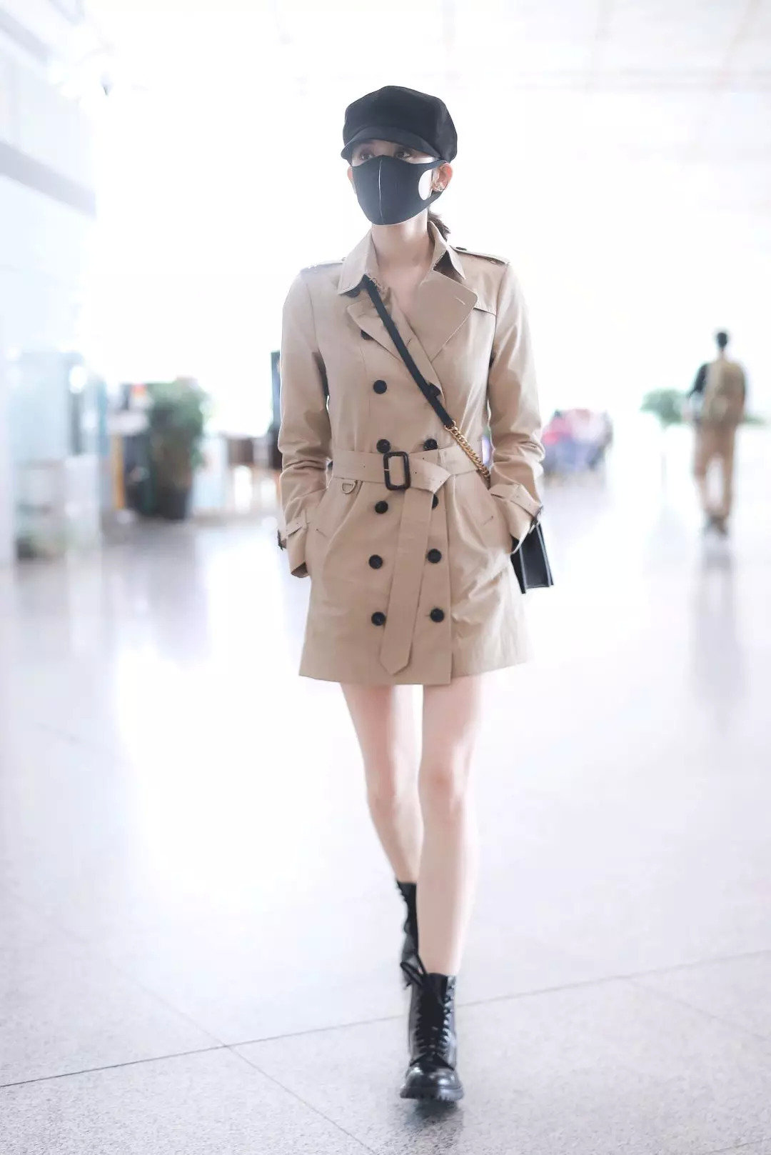 一点也不热，酷妹的马丁靴里都有空调