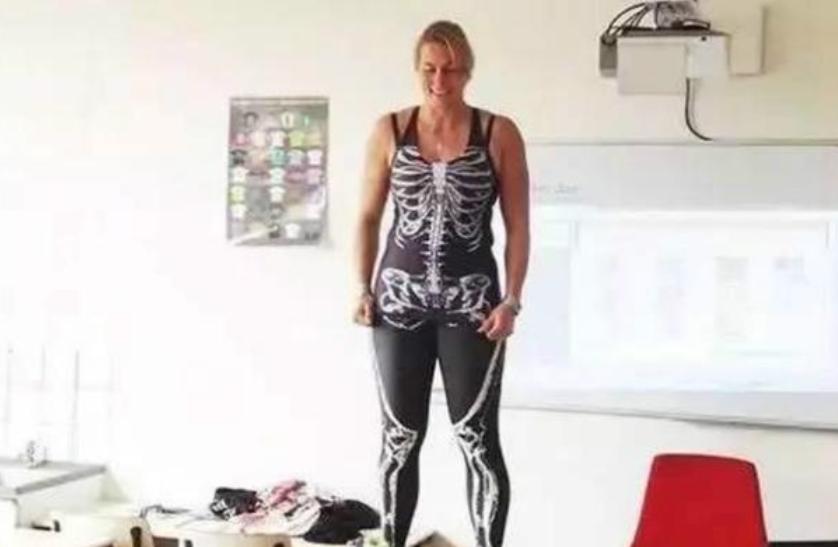 女老师穿*体器人官**服“裸体”上课，学生兴奋不已，专家：尺度太大