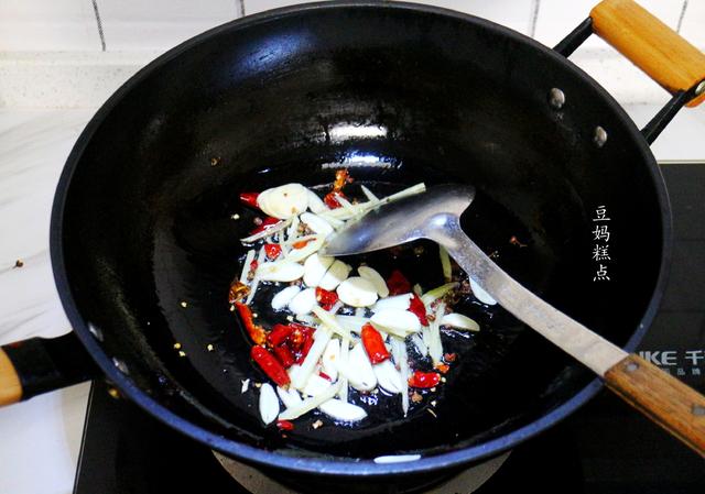 天热最爱，买1斤毛豆，加2勺盐简单一煮，一盘子也不够吃