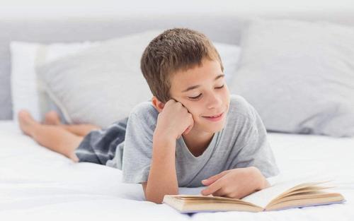 小孩手机被父母没收,被家长没收手机后大哭的孩子