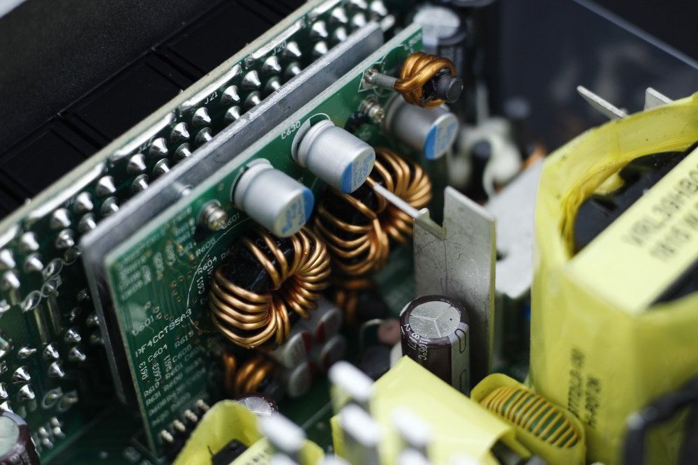 安钛克hcg750电源拆解,安钛克750w半模组电源测评