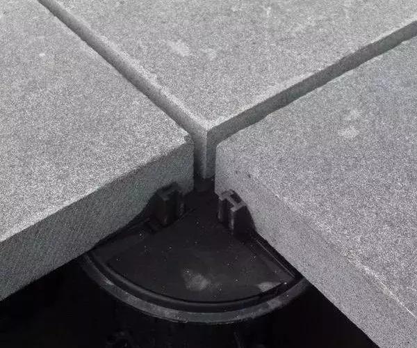 石材都需要做防泛碱处理,石材铺装泛碱如何处理