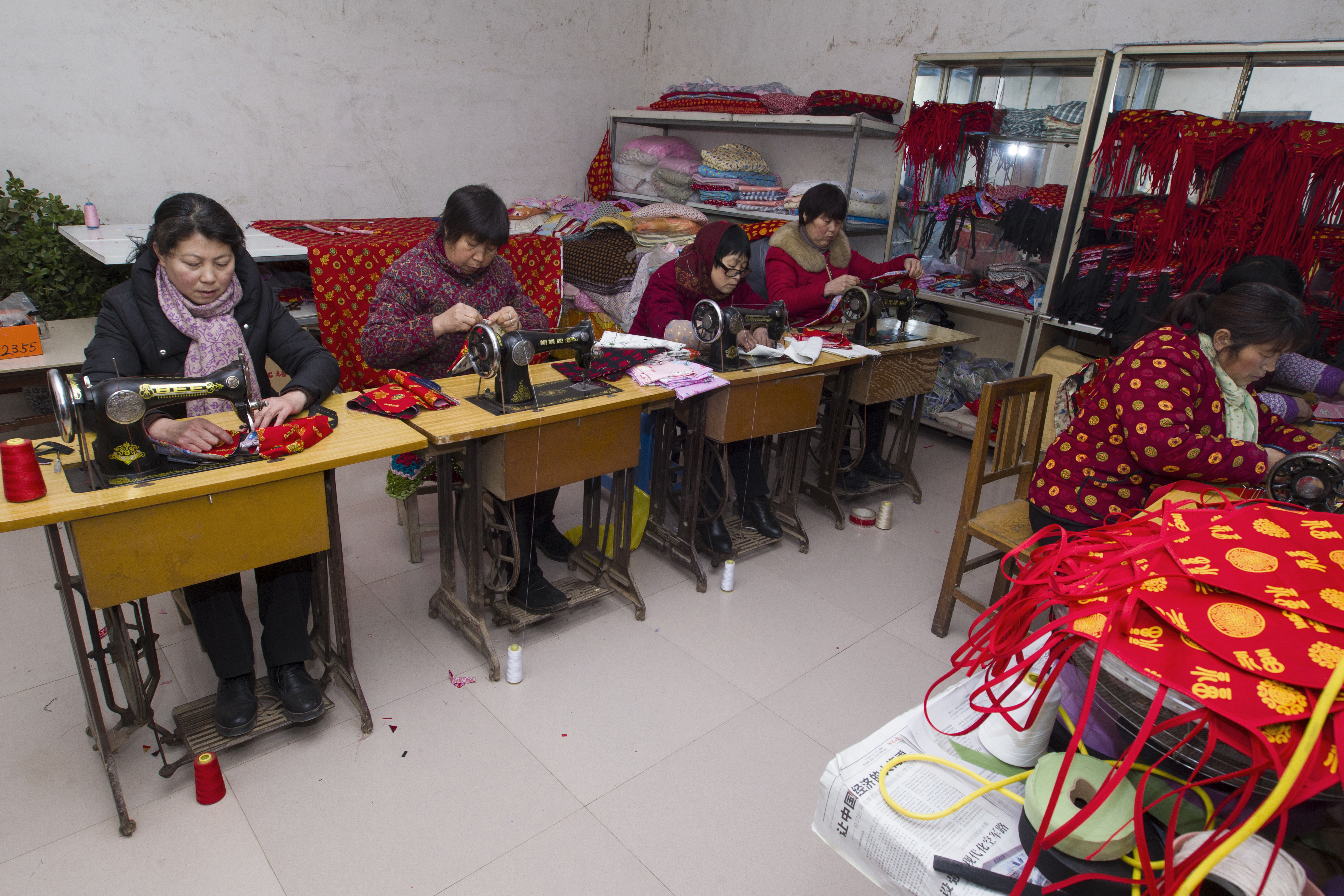 世界冠军母亲带全村留守女儿就业,世界冠军为小女孩圆梦