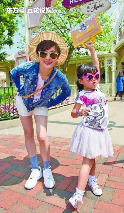 孙俪陪女儿臭美陪儿子踢足球，明星参加亲子活动都做什么？