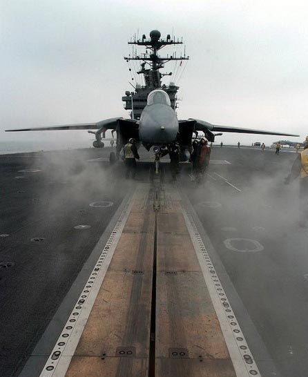 燃气弹射器与蒸汽弹射器,航母蒸汽弹射与电磁弹射比较