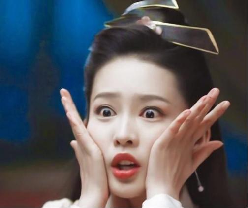 李沁鸡腿妆口红,李沁拿鸡腿涂口红