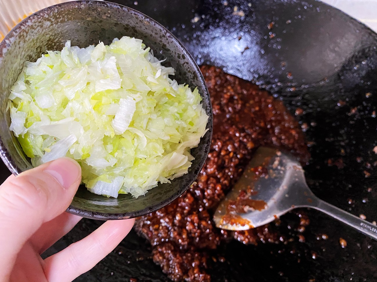 正宗酱肉包怎样做好吃,咸甜酱肉包做法步骤