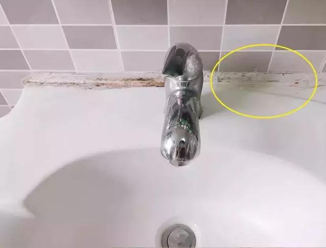 洗手台发霉，怎么办？老师傅教你一招，3秒统统清掉霉菌黑斑