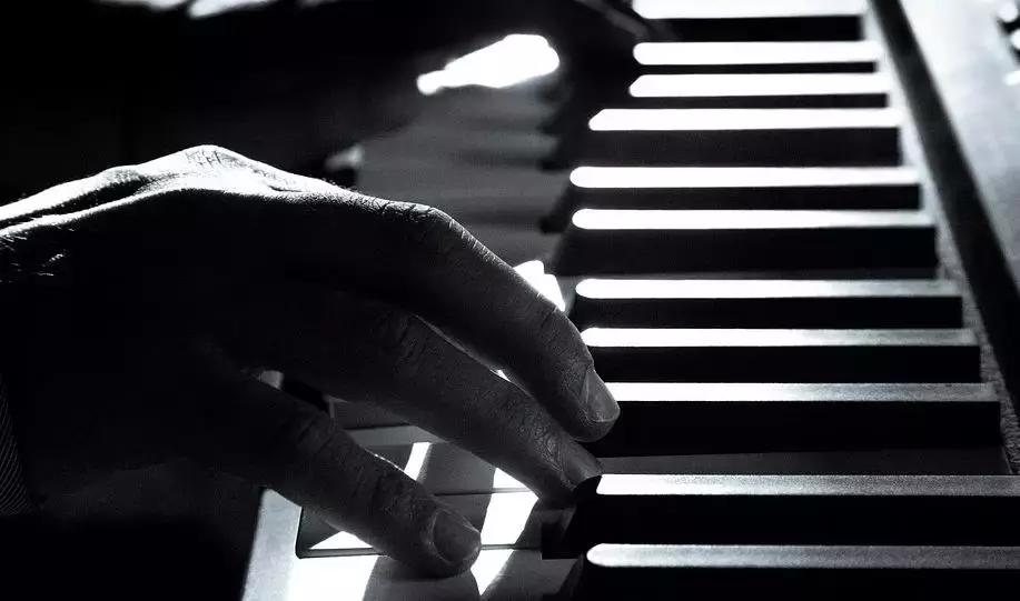 弹琴手指支撑训练方法,弹琴手指太僵硬了怎么办