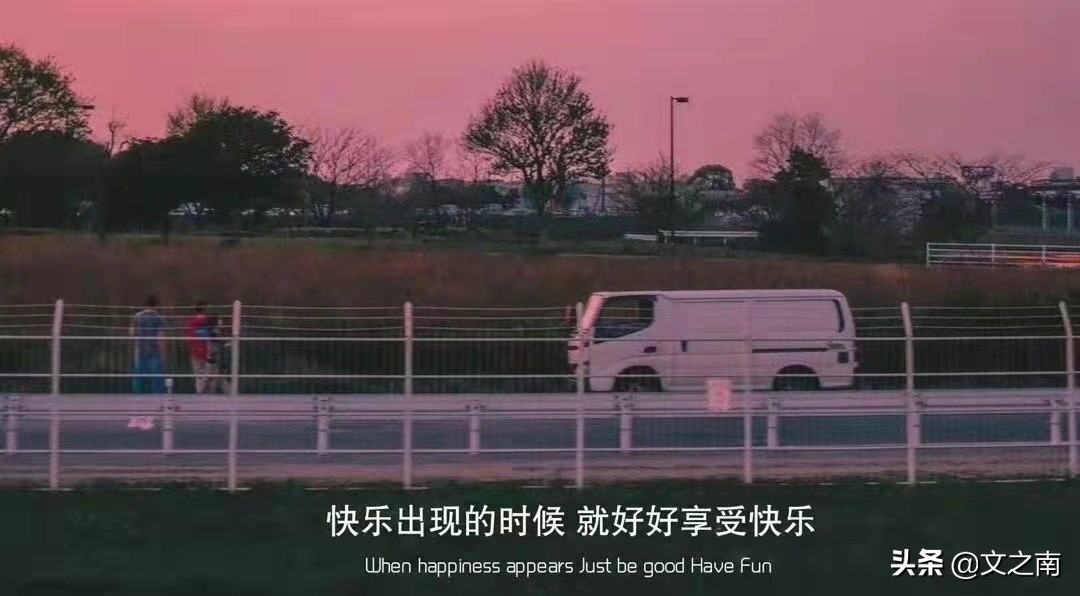 身上粘了很多毛毛,身上盖着薄薄的破被