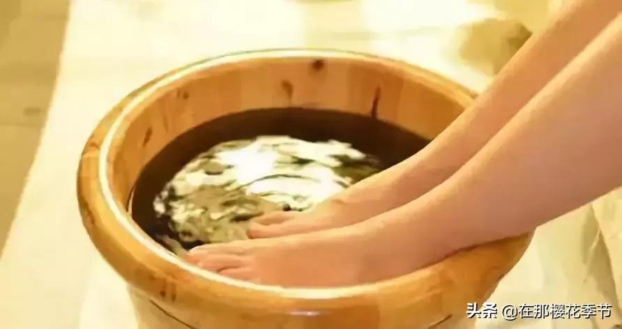 一位客家妈妈用艾草煮水给儿子洗澡，结果万万没想到...