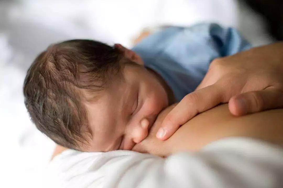 新生儿需要挤乳头？答：千万别，这会影响以后的发育