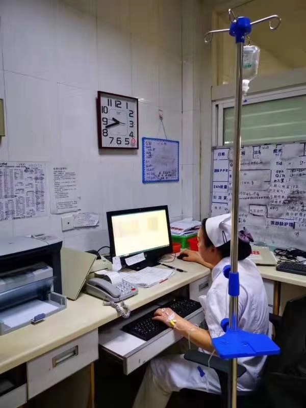 桂林护士上热搜,挂吊瓶护士