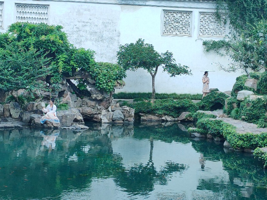 现实和画卷就隔着一扇门的距离，我推开苏州网师园的大门，流泪了