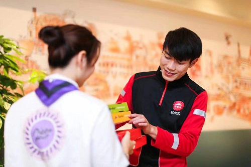 必胜客宅急送双人餐,必胜客宅急送餐厅忙翻了