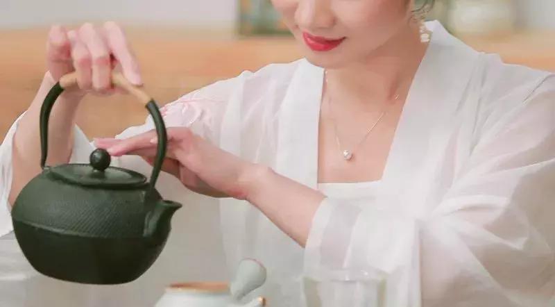 买茶的“望、闻、问、沏”