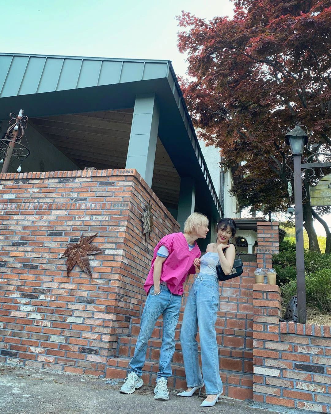 金泫雅和男朋友情侣装造型，想当街亲泫雅？果然韩国“狗粮”更香