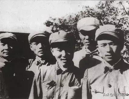 开国中将，长*途征**中打头阵失去左臂，困难之时受命石油部长，被毛*东泽**称为“帅才”