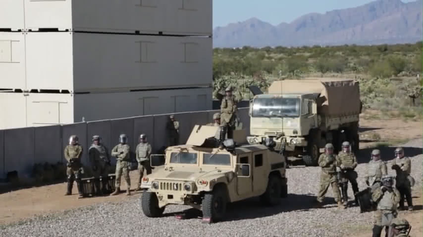 移民千万不要冲动！美国士兵手持*器武**和防暴装备，敢冲我就会动手