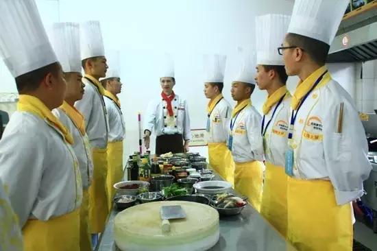 上菜慢对顾客态度恶劣,上菜慢顾客要退菜怎么办