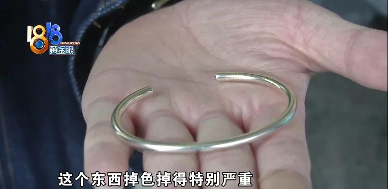 “耐克”新鞋是真是假，小伙辨别首先靠“闻”