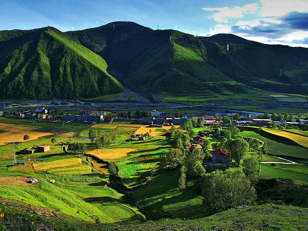 稻城亚丁色达四姑娘山自驾地图,稻城亚丁到色达中途哪里可以住宿