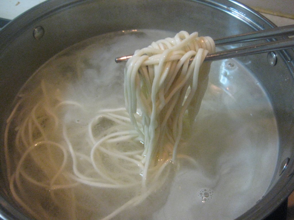 煮面容易成坨怎么办,如何能让煮好的面条长时间不粘坨