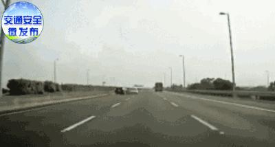 D*杯罩**美女怕勒胸这样系安全带，竟活生生被拦腰折断！