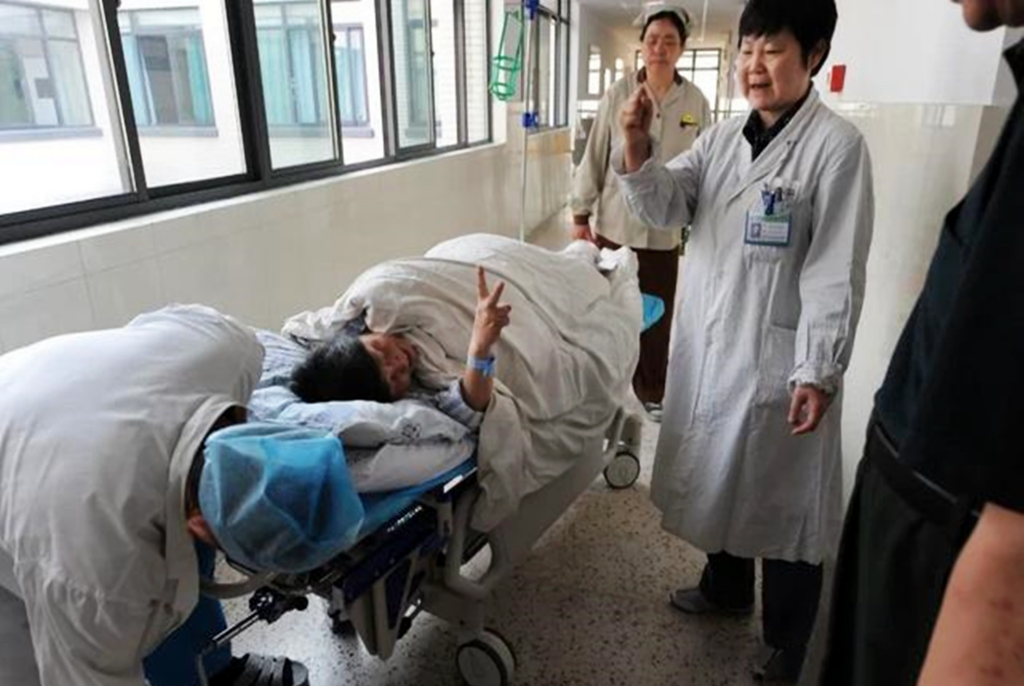 60岁老太生下双胞胎如今现状如何,60岁大妈冒死生下了双胞胎女儿