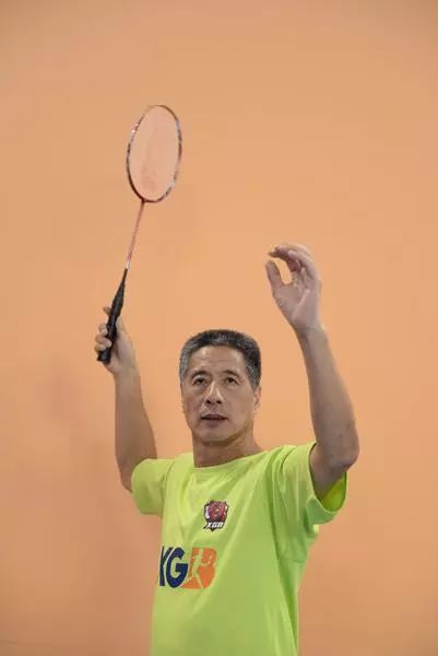 羽毛球如何学习正手发高远球,羽毛球新手怎么练习正手高远球