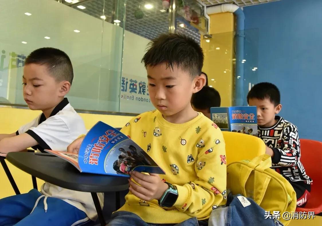 「防火动态」英国老师杰森指导贵州儿童学防火过节受欢迎