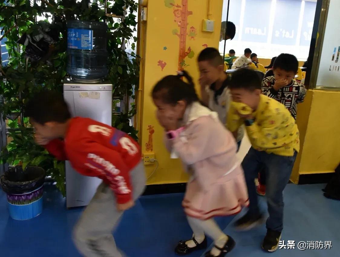 「防火动态」英国老师杰森指导贵州儿童学防火过节受欢迎