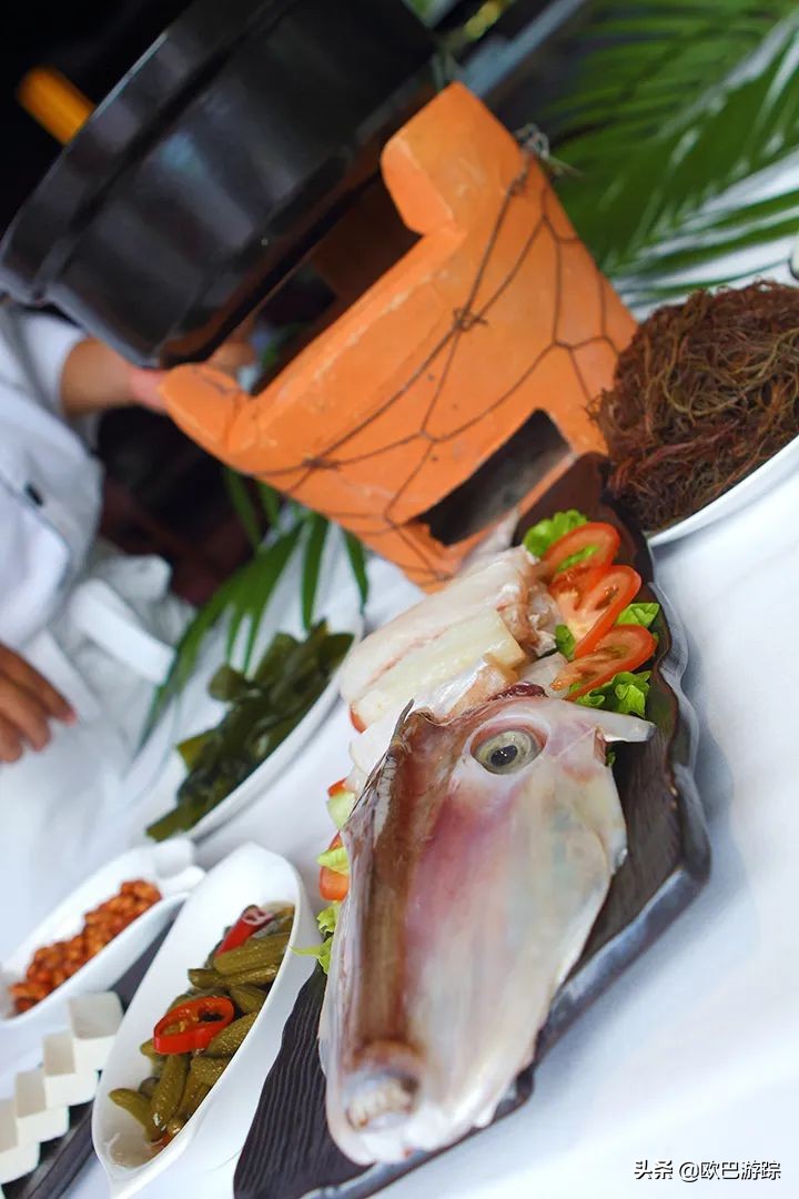 三亚维景度假酒店，占地100000多平米，位于天下第一湾的亚龙湾