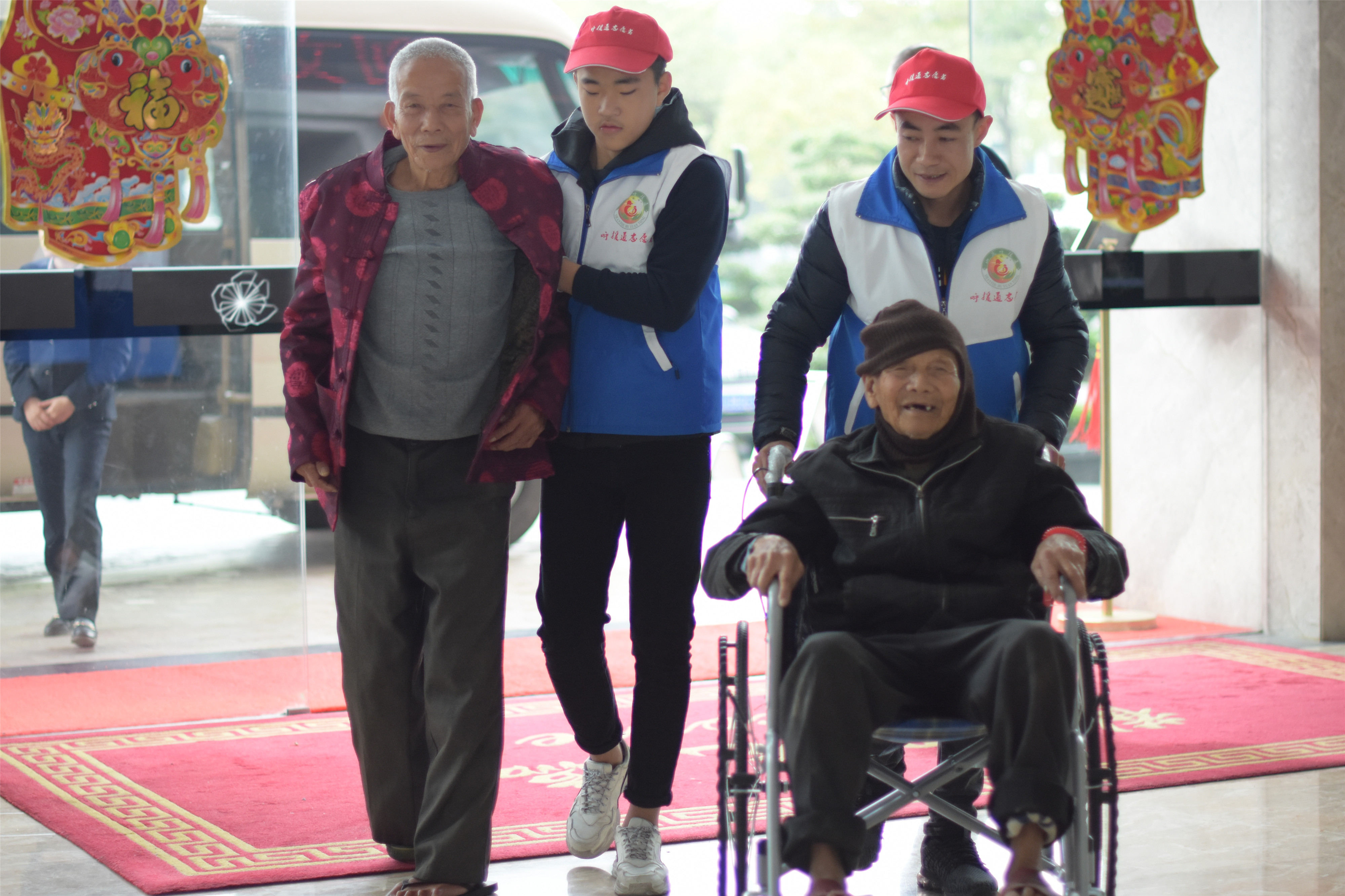 龙湖区第八个善待鳏寡百叟宴今举行铂晶大酒店多年资助大爱奉献