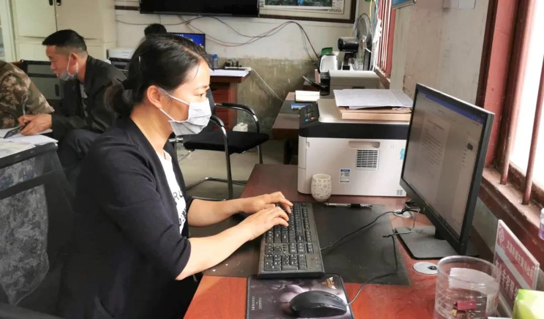 省城下来的实在人——记贵州纳雍左翼河社区第一书记黄瑾