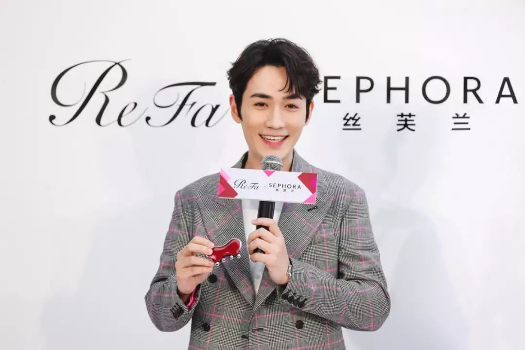 高情商的男生如何提醒女生口红沾牙上了？刘昊然的回答是最甜的