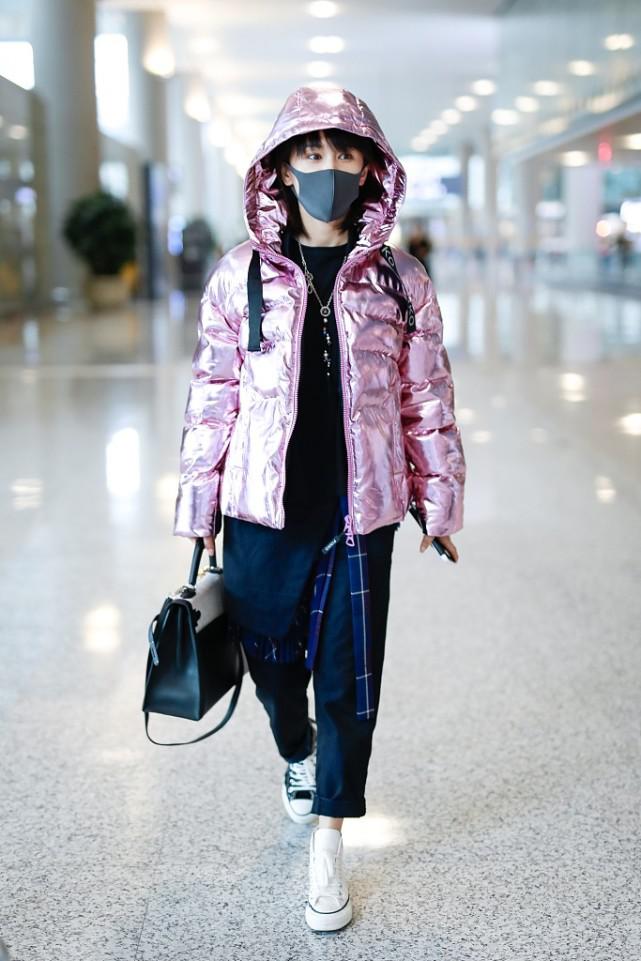 这个冬天穿羽绒服试试会反光的吧，个性还帅气，穿再厚也能酷酷的