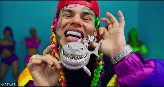 美国24岁嘻哈歌手炫富升级,美国嘻哈歌手炫富