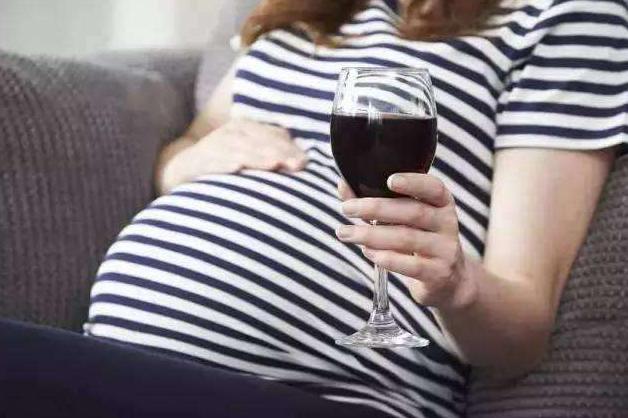 哺乳期宝妈喝了一杯啤酒要紧吗,哺乳期的妈妈喝了酒孩子会不会醉