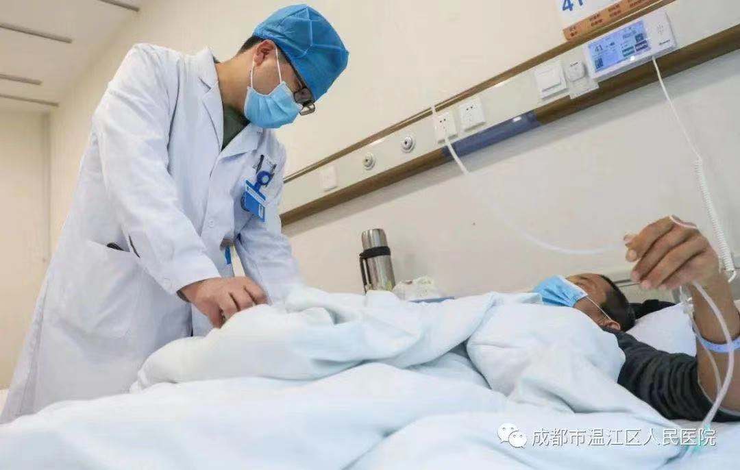 肚脐眼漏尿百万分之三的概率被小伙撞上了