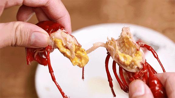 怎么吃小龙虾才是正确的方法,小龙虾应该怎么吃才是正确的