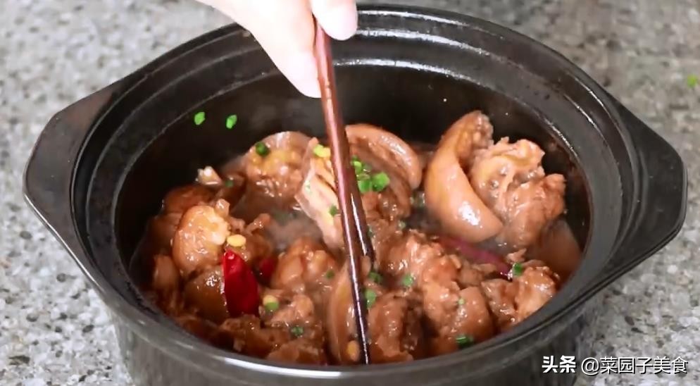 农村传统炖猪脚，详细的方法步骤，出锅真香，3斤猪脚不够吃