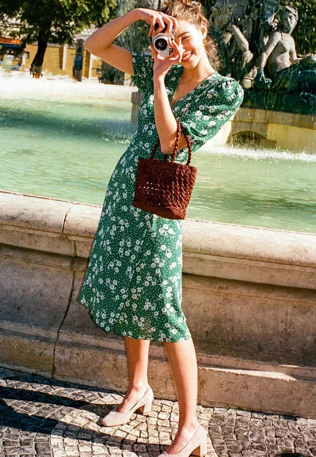 驼背矫正方法女,驼背穿衣服不好看如何改善