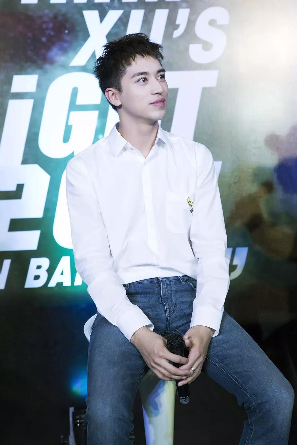 衬衫搭长裤，过度最合适，但我却爱上了王俊凯这件牛仔夹克