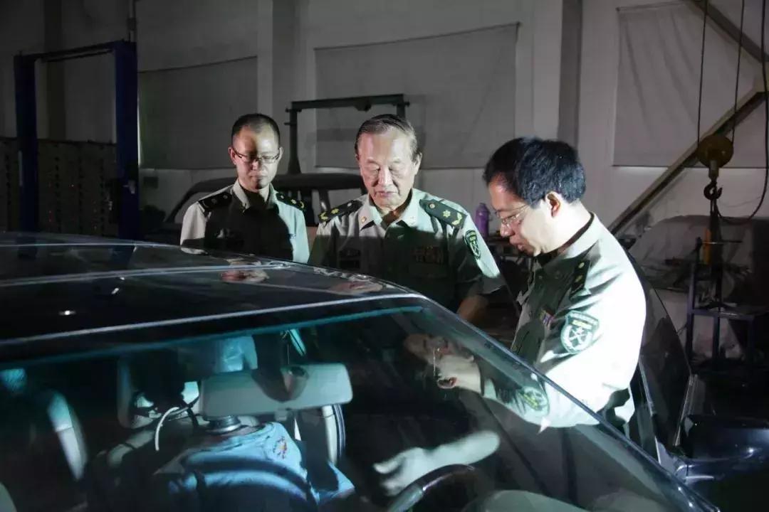 退休时中央军委为他授勋