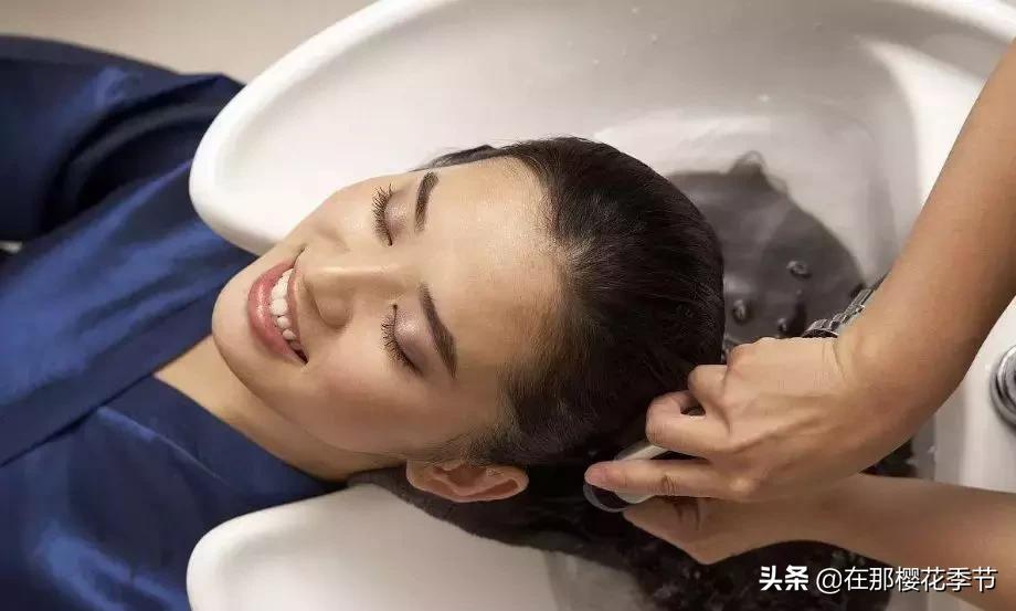 一位客家妈妈用艾草煮水给儿子洗澡，结果万万没想到...
