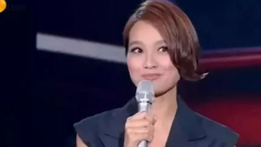 史诗级尴尬现场！口误一个接一个，她究竟是怎么了？